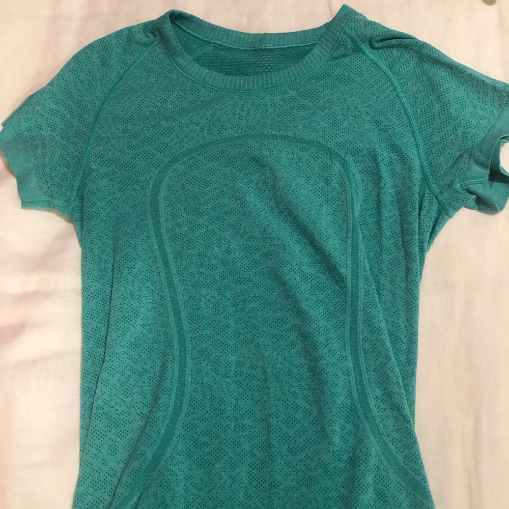 Lululemon Swiftly Tech Short Sleeve in Size 8